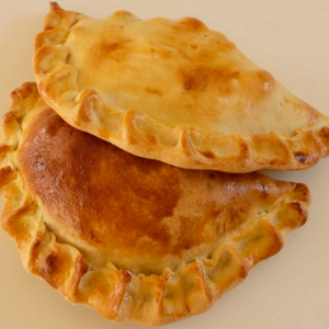 Empanadas con vegan carne, sauce chimichurri traditionnelle