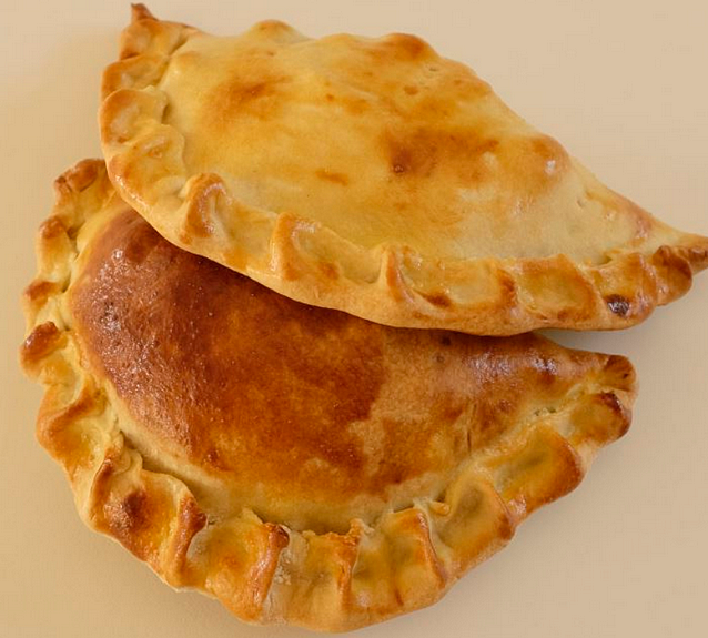 Empanadas con vegan carne, sauce chimichurri traditionnelle