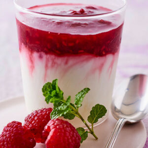 Panna cotta aux coulis de framboises.
